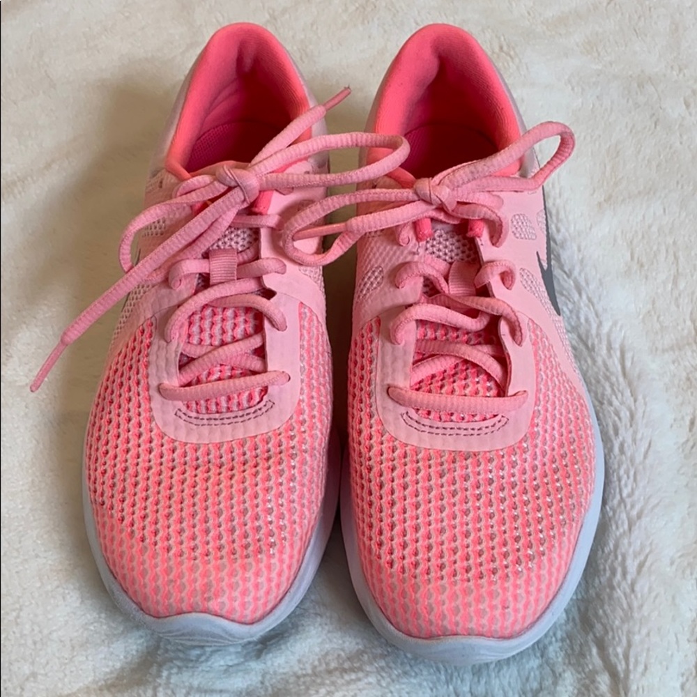 Nike tennis shoes, excellent condition!